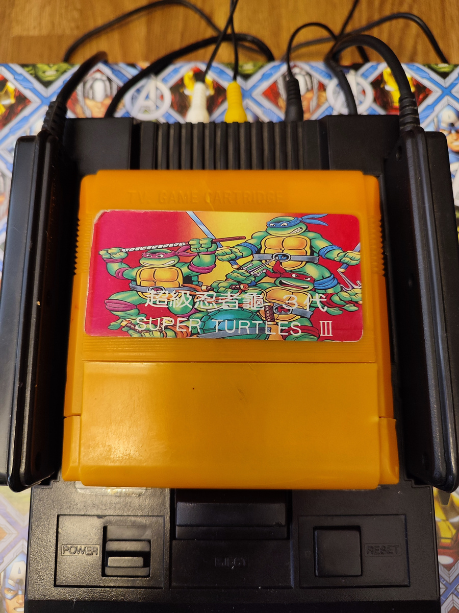 Фото сделаны мной. На фото игра "Черепашки ниндзя 3". Оригинал игры "Teenage Mutant Ninja Turtles III: The Manhattan Project" был разработан и издан Konami в 1991г. для платформы NES. Фото демонстрирует начальную заставку игры, а так же общий визуальный фон игры. Подробнее об этом рассказано в статье. Все материалы принадлежат правообладателям и размещены исключительно в информационных целях.