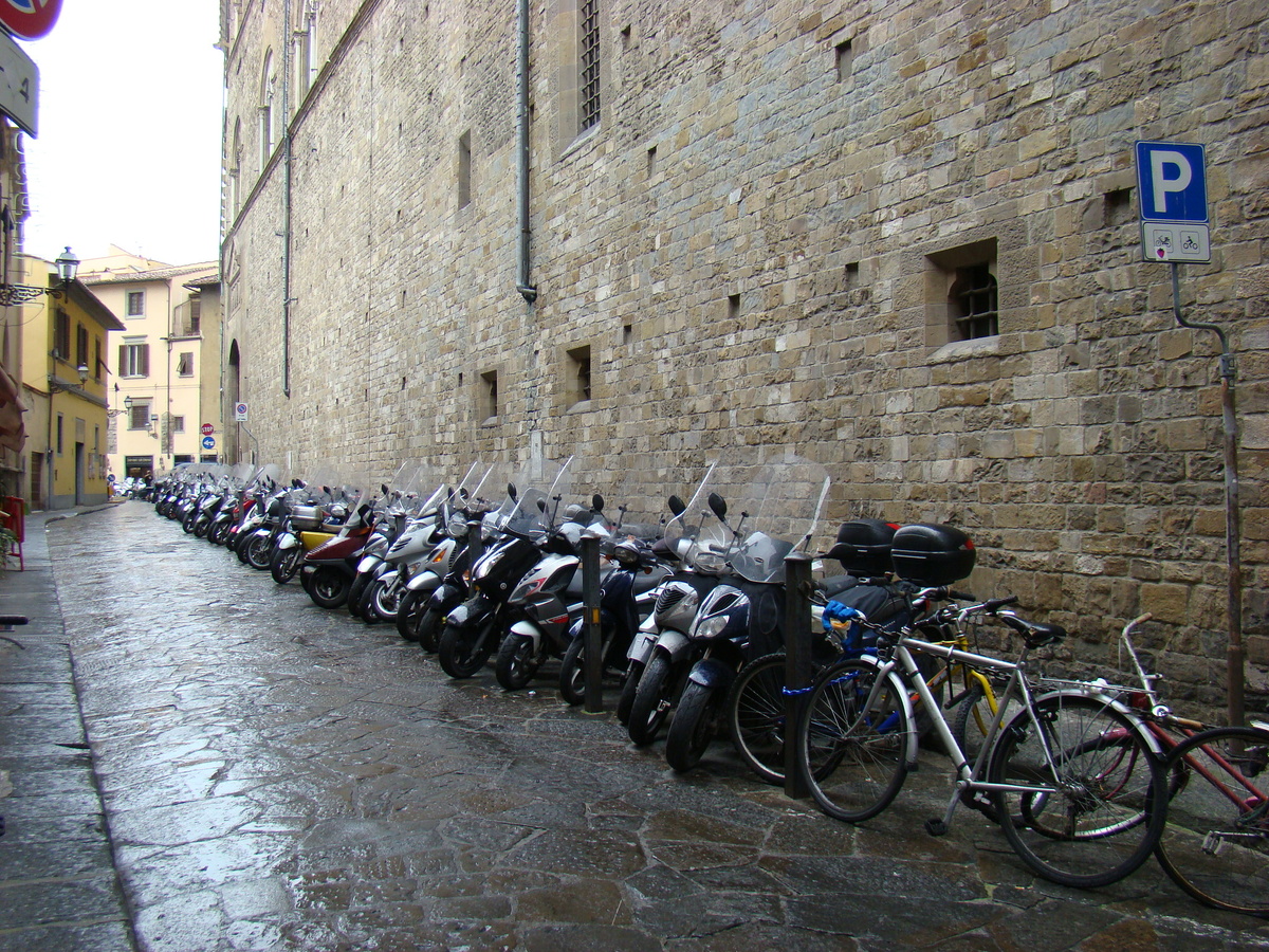 В Европе много велосипедистов и скутеристов. Тепло там. фото автора