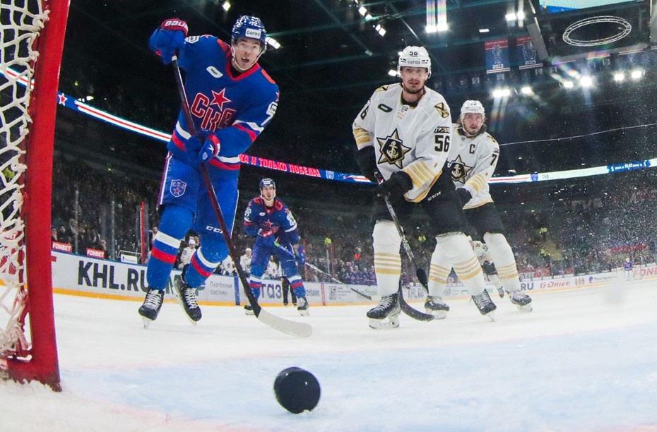    Хоккеисты СКА и владивостокского ХК "Адмирал" (в синей и белой форме соответственно) во время матча, архивное фото для иллюстрации. Автор фото: Пётр Ковалёв / ТАСС