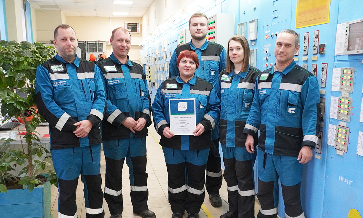 Коллектив смены «В» установки Д-3-5 / Фото Гузели Яхиной 