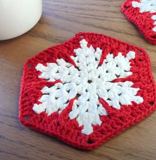    Crochet Hexagon snowflake   
Источник: Скриншот из видео