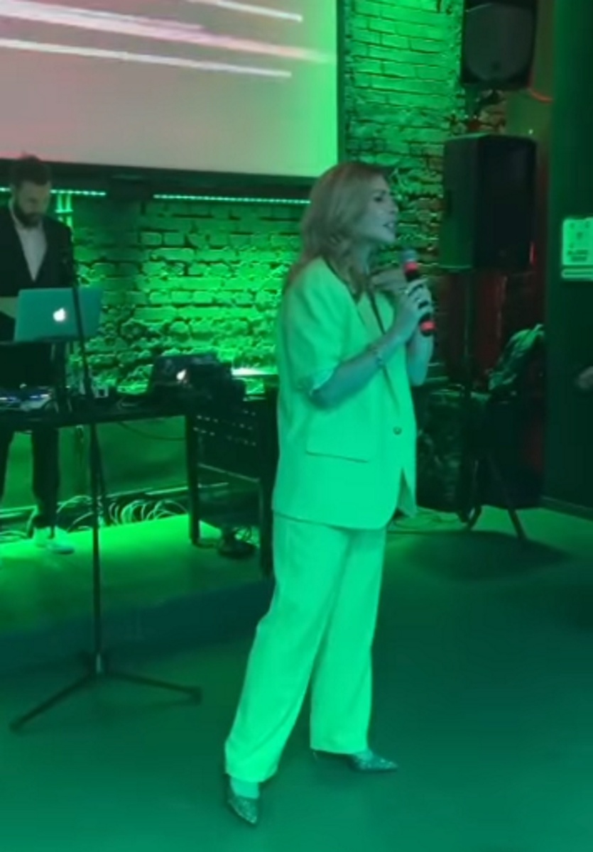 Ирина Агибалова спела на сцене. Фото: соцсети
