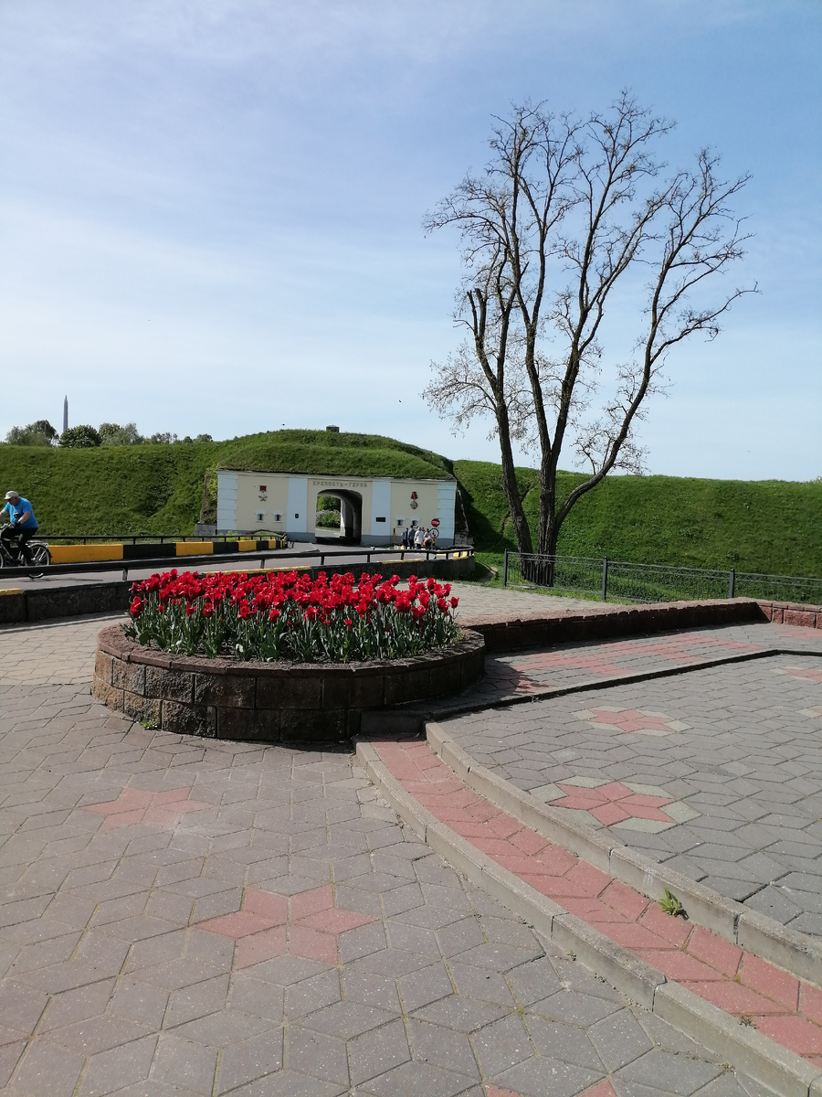 Внешний вал крепости и в нём вход, через который можно въехать на автомобиле; мы машину оставили рядом на стоянке и пошли пешком, а можно было и прокатиться по территории