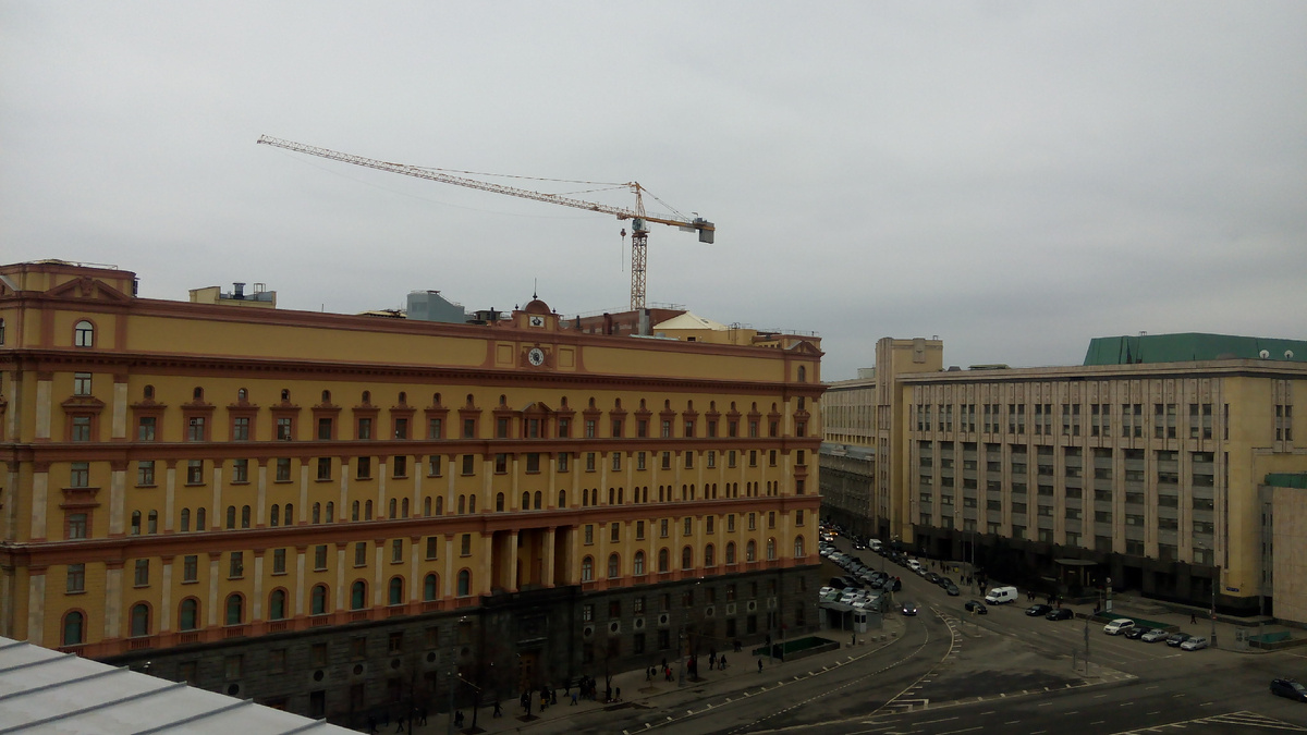 Лубянка всегда в движении. Фото автора с крыши "Детского мира".