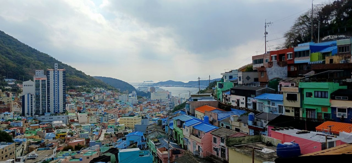 Дома разукрашены в весёлые жизнерадостные цвета