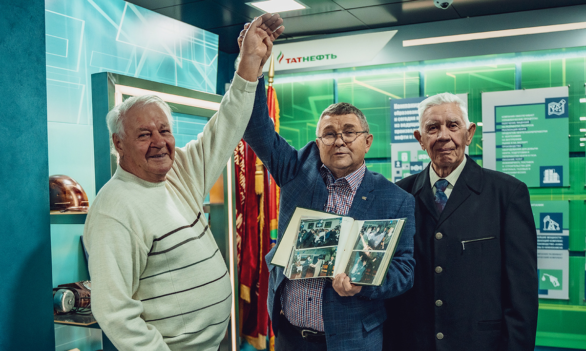 Ветераны производства вспомнили, как когда-то изображали знаменитую статую «Рабочий и колхозница», и этот момент остался на одном из архивных фото / Фото Дмитрия Родина 