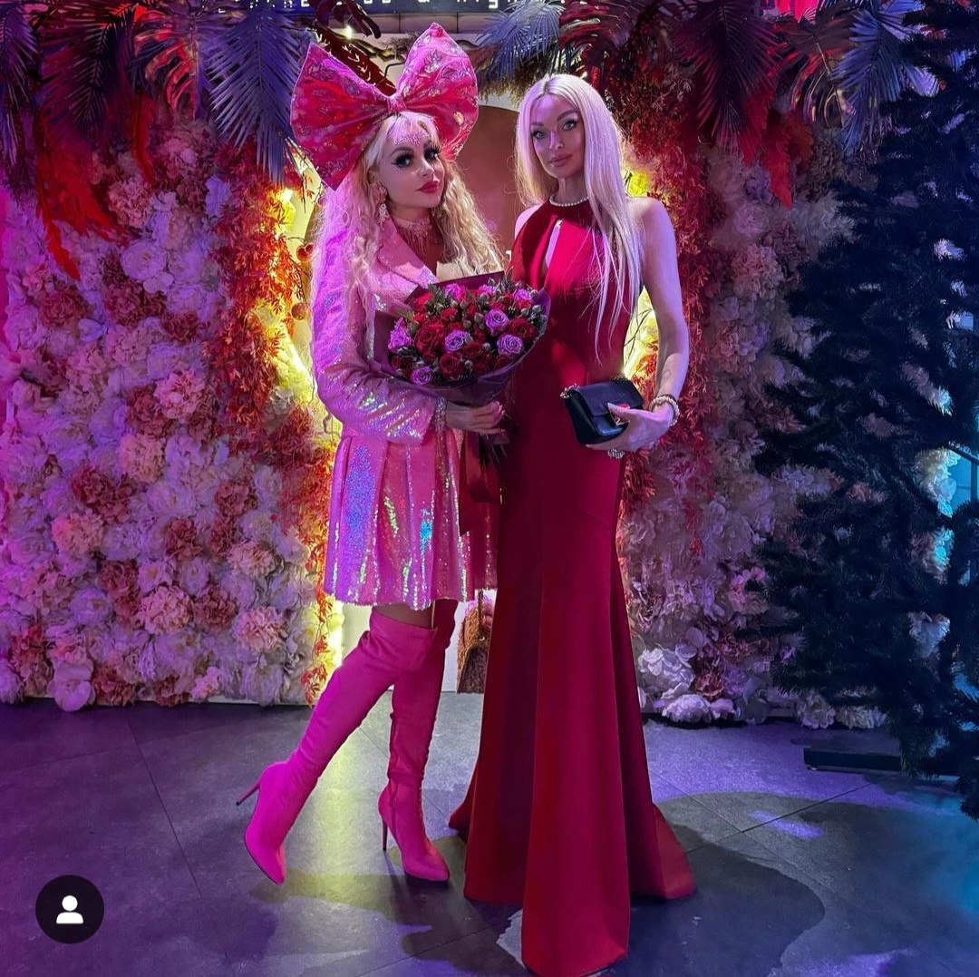 Т.к. фотографии в черном платье, наверное, видели уже все, давайте я вам свежие Настины фото в красном покажу. Ну, что за женщина, огонь!