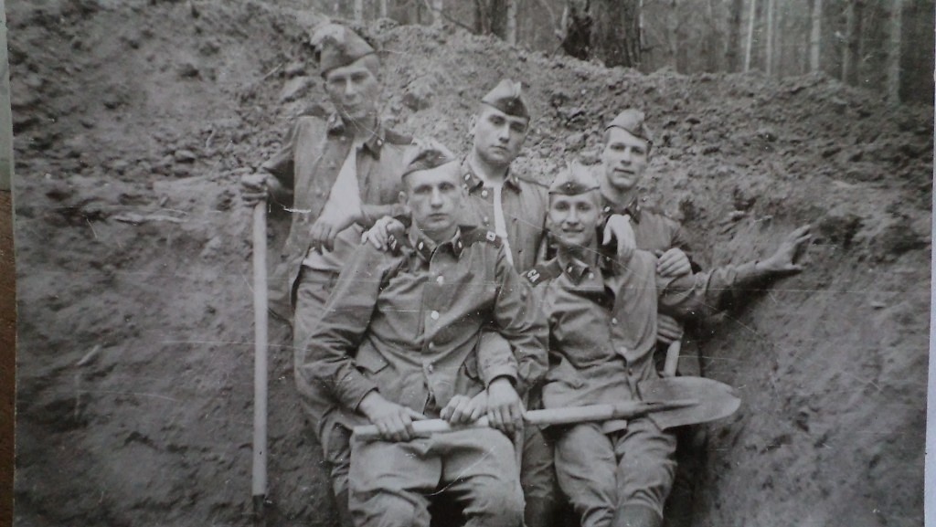 Похоже, капонир для боевой машины?