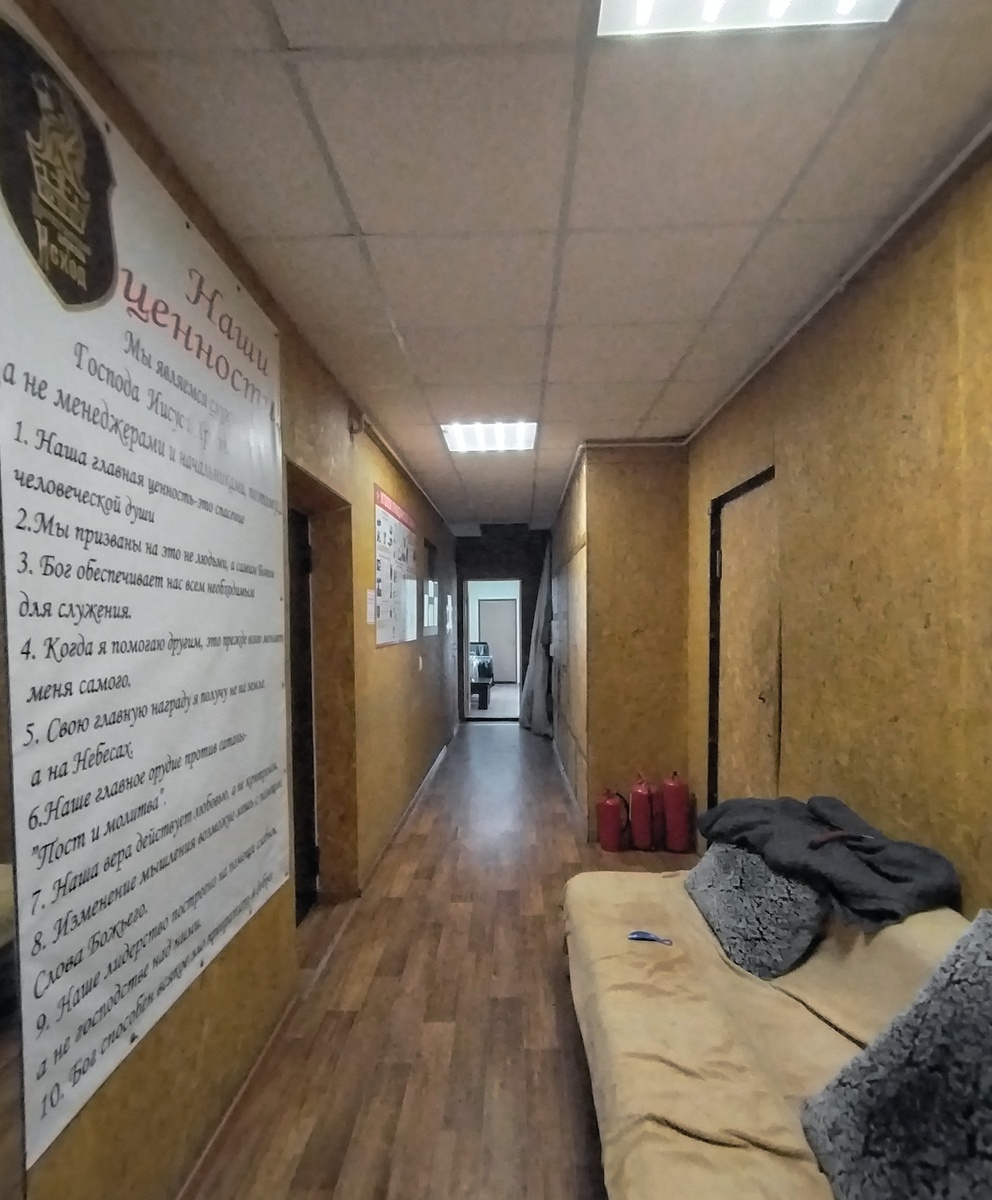 На входе в дом Вас встречает (Прихожая в доме) 