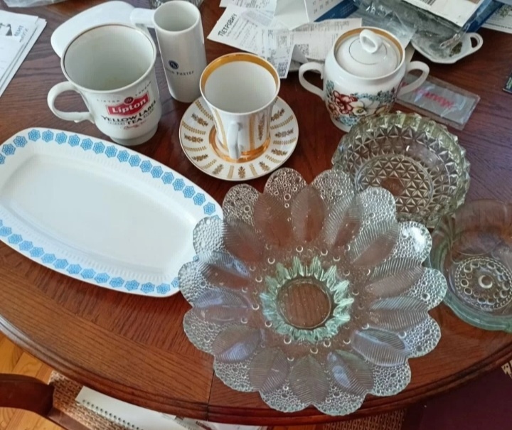 Если что, чашка с блюдцем считается одним предметом