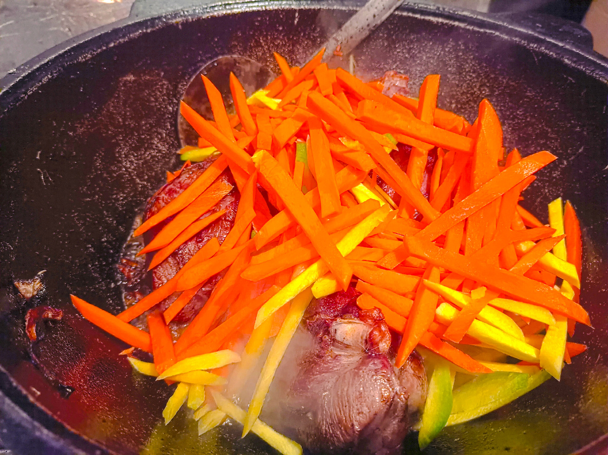 Даже желтую морковь где-то нашел!