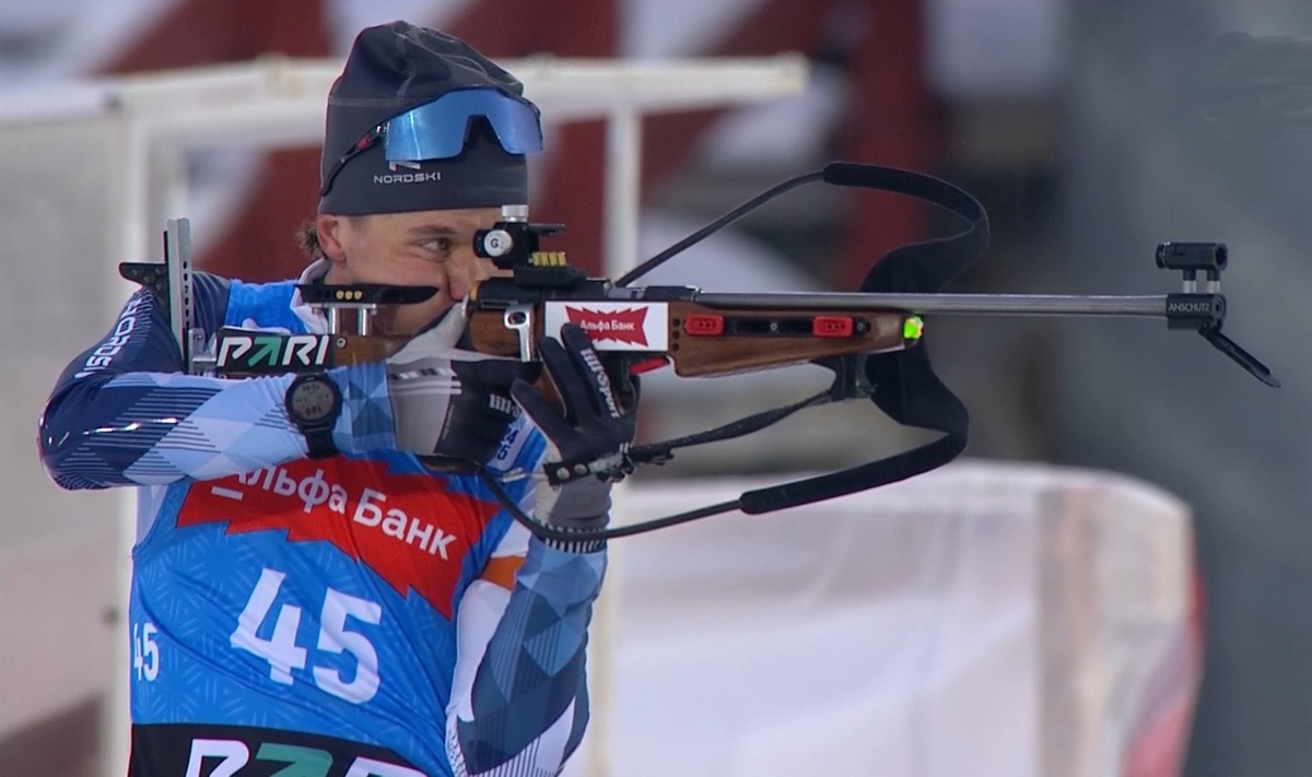 Серохвостов промахивается на стойке в спринте на Альфа-Банк Кубке России по биатлону.