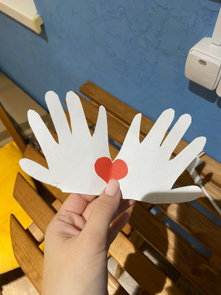 Воспитатель отдала открытку, сделанную Тимуром ко дню матери 