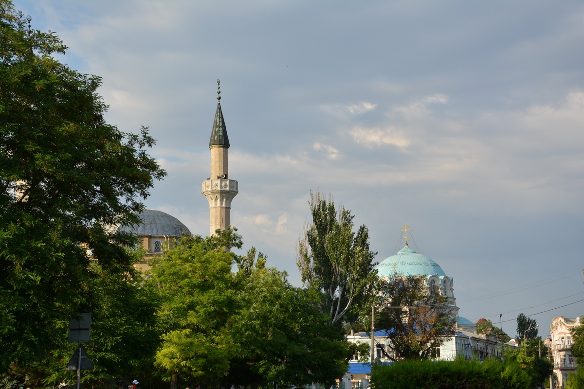 Храм св. Николая. но летом. Кстати, а летом купол выглядит более зимним. Фото Сергея Малышева.