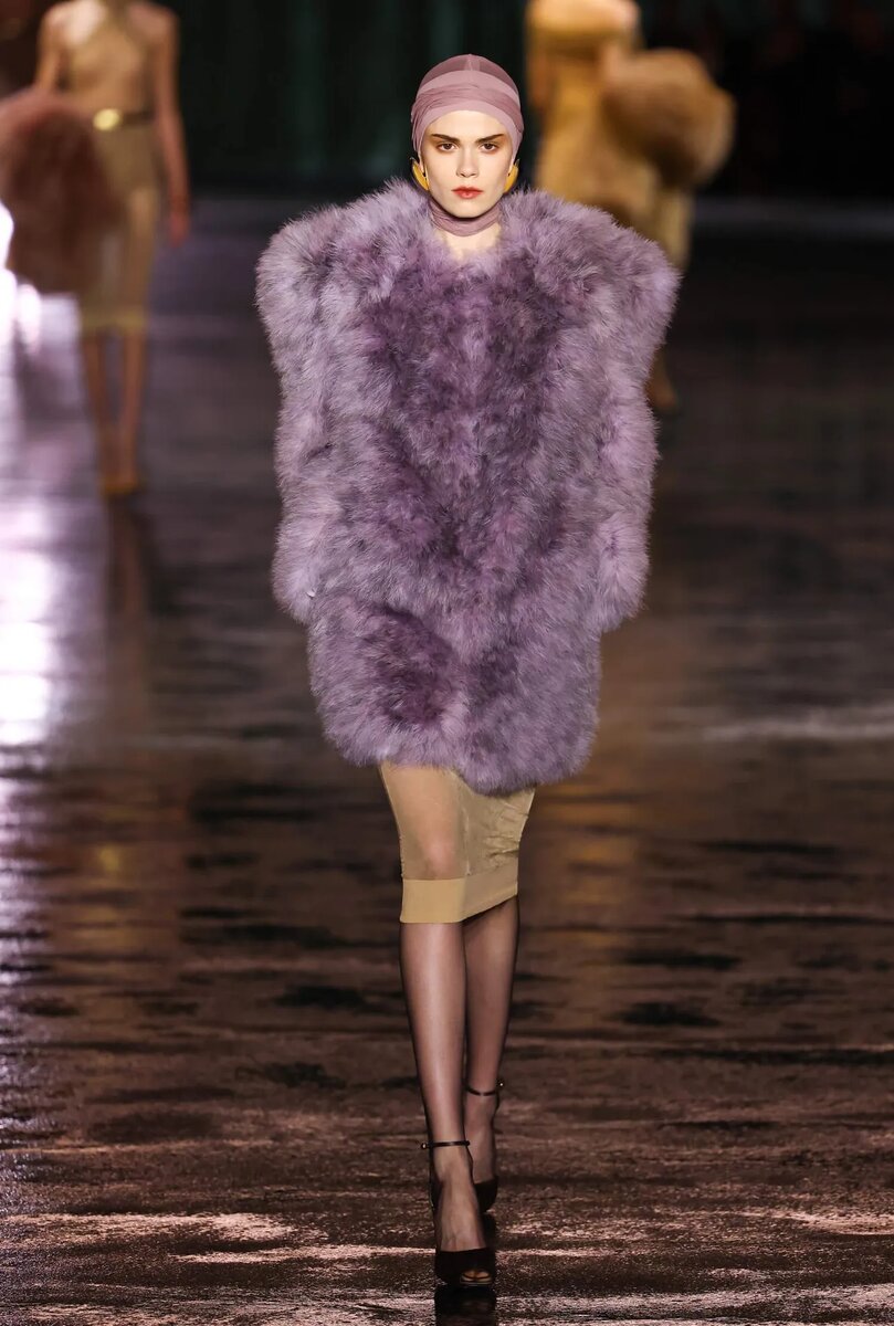 Saint Laurent, осень-зима 2024. Изображение взято из открытого источника по адресу: gettyimages.com Автор: Marc Piasecki 