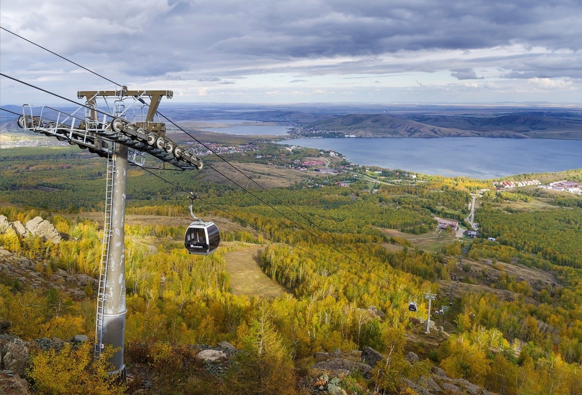 Вид с горы Яманкай на озеро Банное ранней осенью