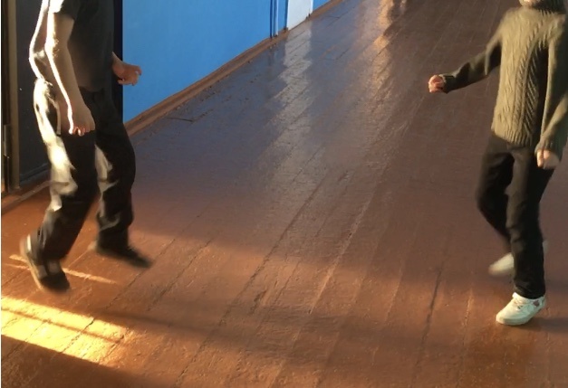 Дети даже танцуют на перемене. Такое бывает почему-то только в пятницу