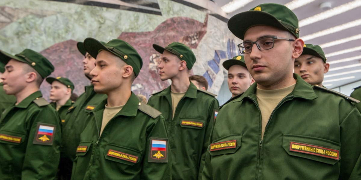 Вот солдатики в современной армии - а подворотничков у них нет. Новые правила не обязывают. Фото Яндекс.Картинки. 