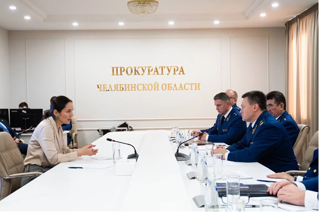 Дырявый дом
Но г-н Текслер суетится так, что уже случились некоторые метаморфозы: на сайте Госжилинспекции (ГЖИ) начальница этой конторы, которая плотно сидит на своем стуле последние 3 года, вдруг получила приставку " и.о.". Речь про некую Рашиду Ковалеву, которая совершенно не реагировала на жалобы жителей Челябинска, в том числе и несчастных людей, которые долгое время живут в так называемом Дырявом доме на улице Блюхера, 11.Дом на улице Блюхера, прозванный Дырявым. Фото: https://www.cheltv.ru/wp-content/uploads/2024/11/su-skr74-dom-na-bluhera.jpgИ оглушительной новостью стало то, что после приезда (вернее, отъезда) генерального прокурора РФ Краснова, было возбуждено уголовное дело из-за несвоевременно призвания аварийным дома № 11 на улице Блюхера.В этом жутком доме, который больше похож на сарай, много лет кряду течет крыша, которая заливает квартиры.Уголовно дело возбуждено против сотрудников Государственной жилищной инспекции.Конечно, обитатели Дырявого дома одними из первых выстроились в очередь на прием к генеральному прокурору Игорю Краснову.Игорь Краснов ведет прием в прокуратуре Челябинской области. Фото: https://www.cheltv.ru/wp-content/uploads/2024/11/news_2711_2.jpg