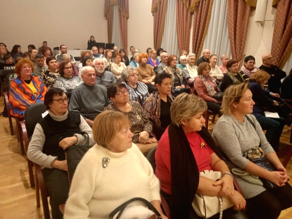 Второй день кинофестиваля «Мужская роль». Заполненный зал нового помещения краеведческого музея. 