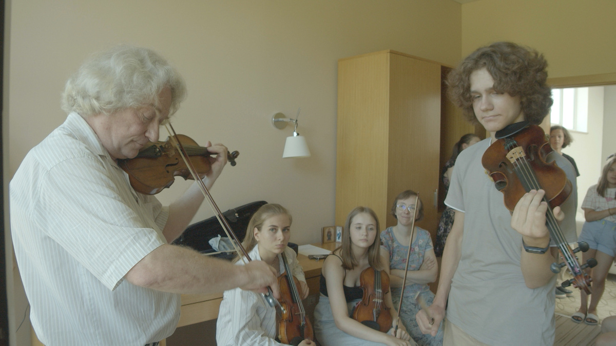 Швед Франц Лундстрем в 18 веке каким-то чудесным образом оказался в Российской империи. Пустил здесь основательные корни. Его потомки все до одного стали трудягами, энергичными, предприимчивыми, изобретательными людьми. Пожалуй самыми известными оказались братья Олег и Игорь Лундстремы, организовавшие джазовый оркестр. Лундстремы всегда на гребне успеха, всегда преданы России, всегда умеют найти себе дело даже в тяжелые для страны времена.