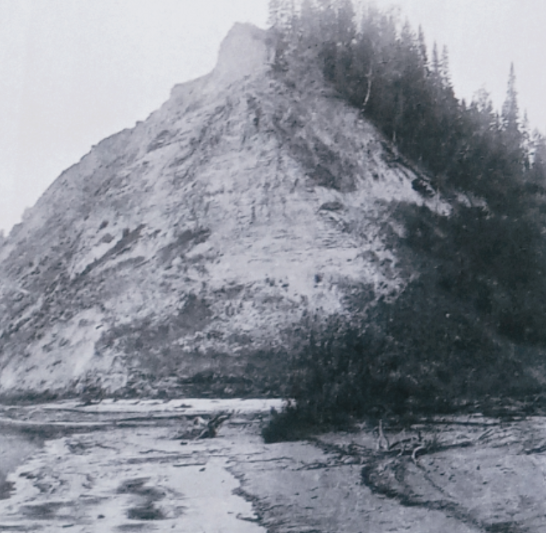 Вот на этом холме якобы нахилось это городище. Источник: Яндекс-картинки