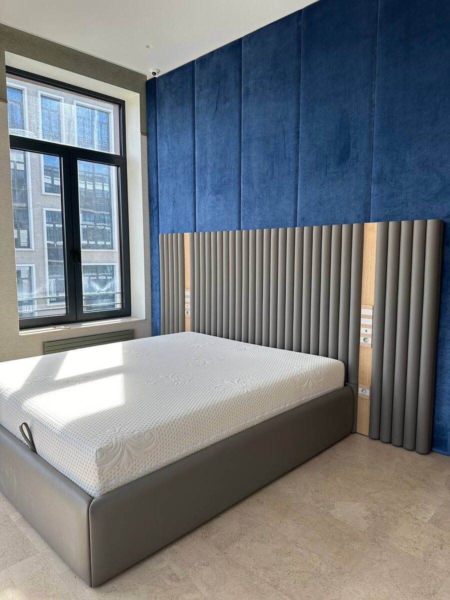 Общий вид кровати, стеновых панелей и матраса