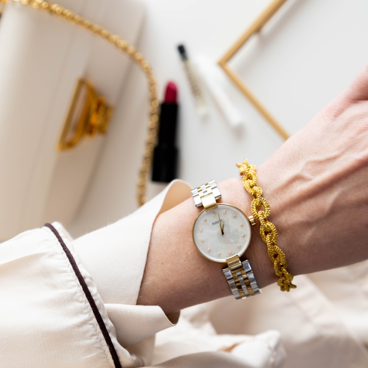 Браслет в технике фриволите. Обратите внимание на дополнительные элементы в кадре.