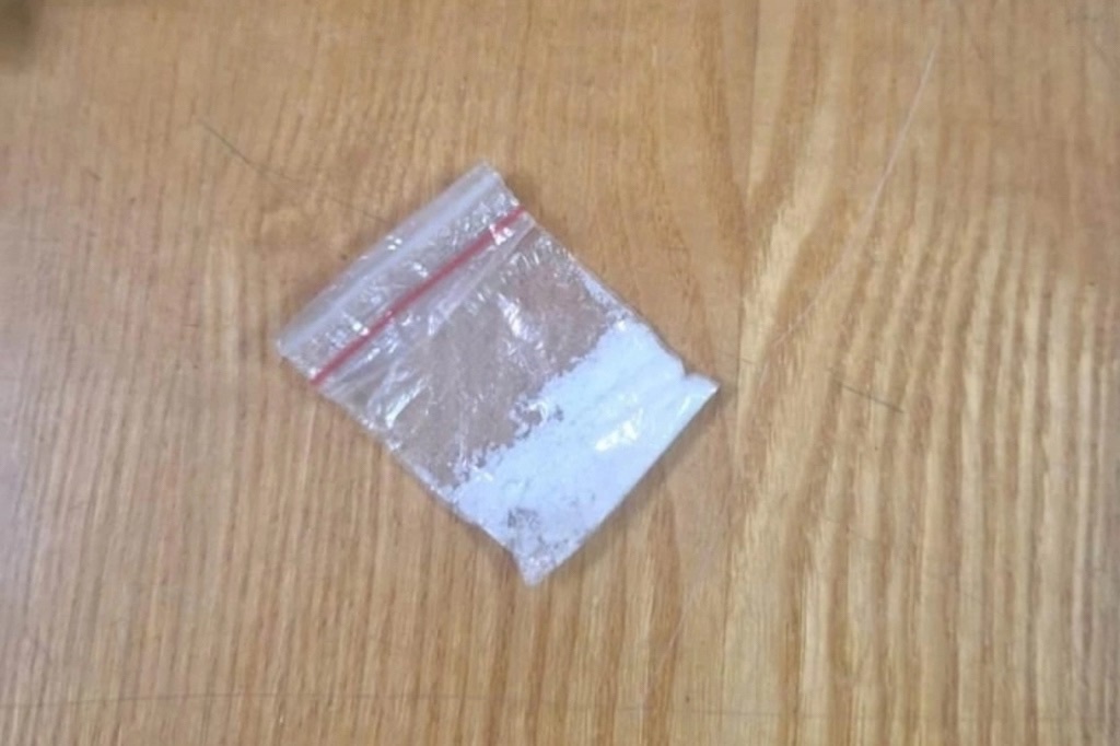    Сотрудники патрульно-постовой службы заметили на улице прохожего, который вел себя странно