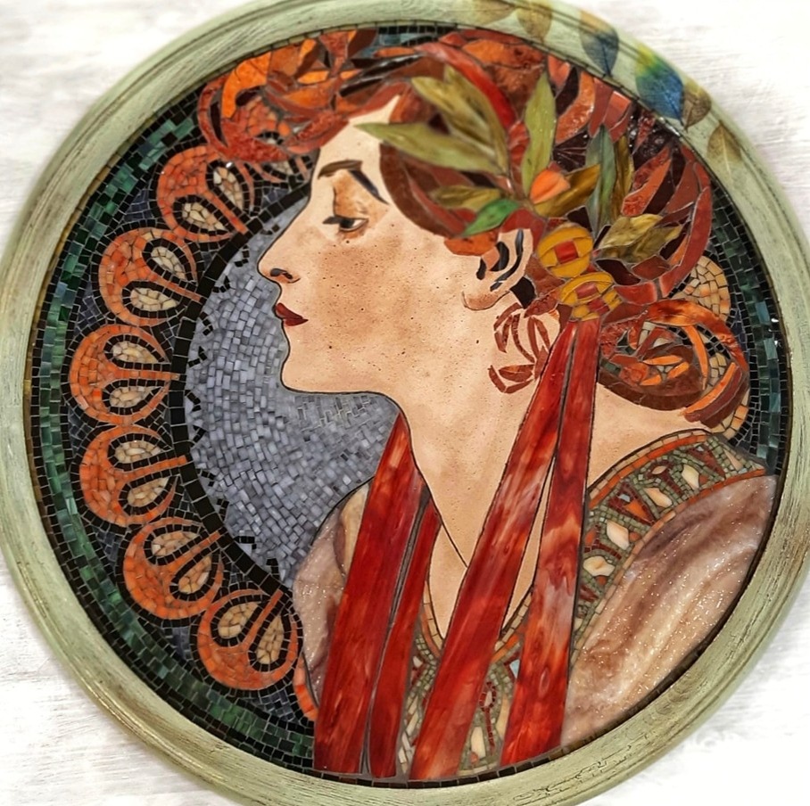 Лавр (мозаичная интерпретация А. Мухи) Стекло, смальта, проволока, цветной цемент МДФ. 