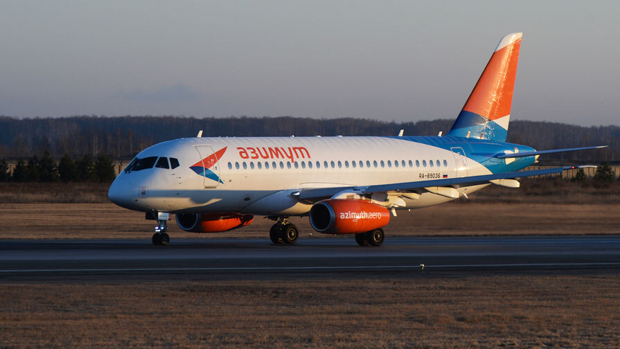 Самолет Sukhoi Superjet 100 новой авиакомпании «Азимут» в аэропорту «Толмачево» в Новосибирске, 2017 год / Александр Кряжев/РИА «Новости»   📷