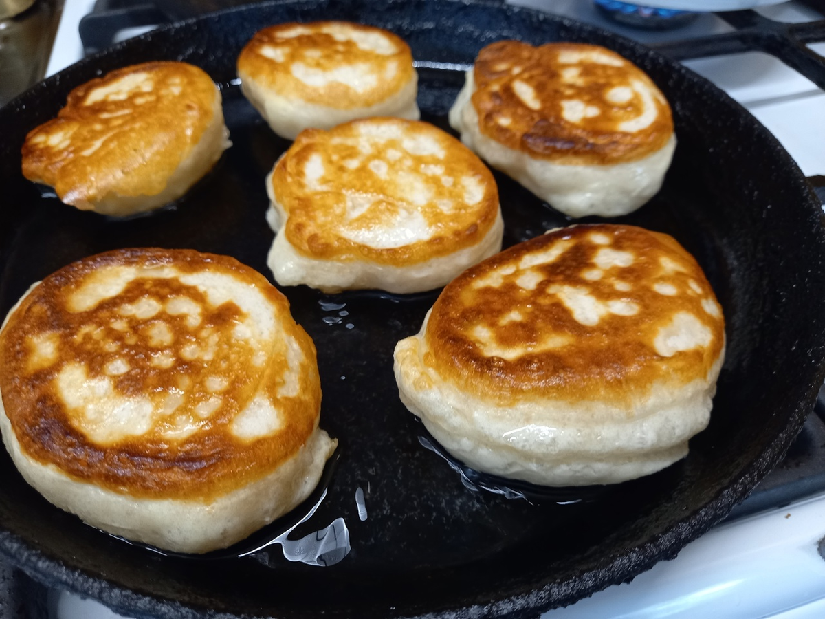 Вчера оладьи пекла - каждый по такой сковородке слопал, наша семейка прожорливая