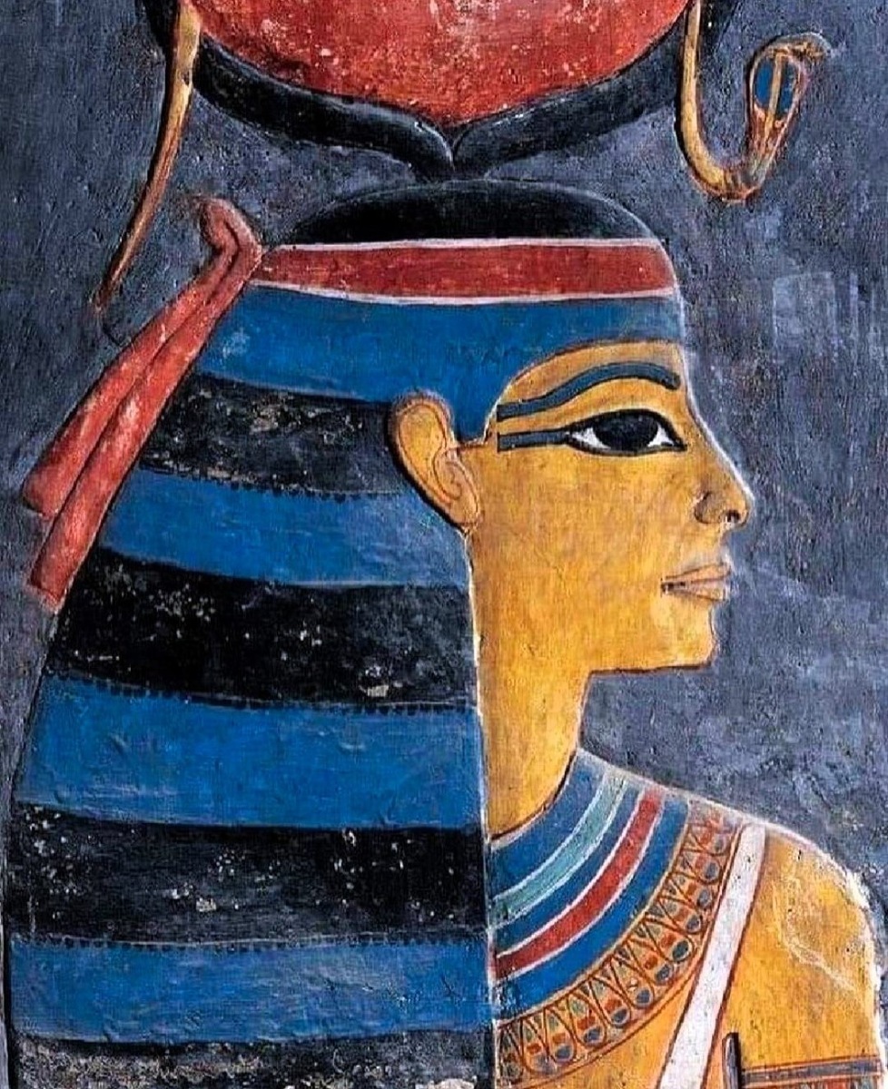 Богиня Хатор из гробницы Хоремхеба

На этом изображении богиня Хатор носит парик с красной диадемой и рога коровы с солнечным диском, окружённым уреем. Этот символический образ подчёркивает её связь с материнством, защитой и солнечной силой.

Деталь из "Дома Вечности" фараона Хоремхеба (1323–1295 гг. до н.э., XVIII династия), гробница KV57, Долина царей, западные Фивы.