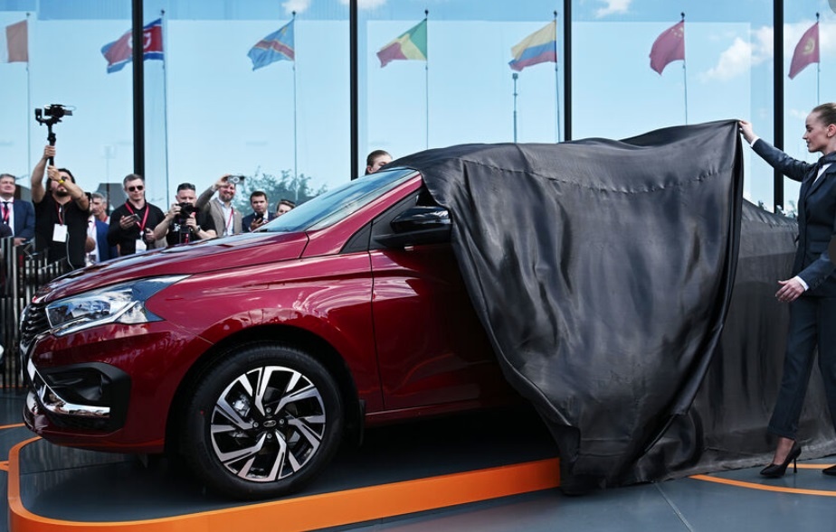 В июне 2025 года также снимут покрывало с нового кроссовера Lada на Петербургском международном экономическом форуме. На фото презентация Lada Iskra на ПМЭФ-2024 