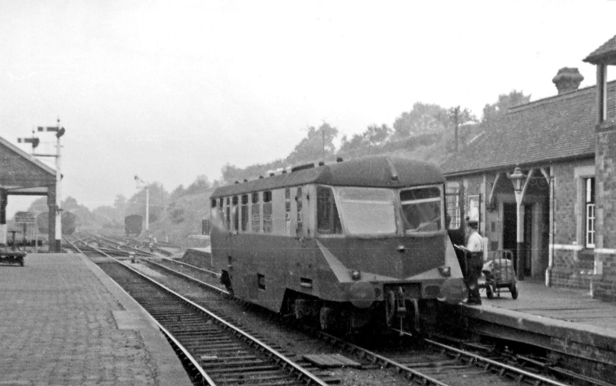 Картинка из свободных источников.  Дизельный железнодорожный	 вагон AEC. 