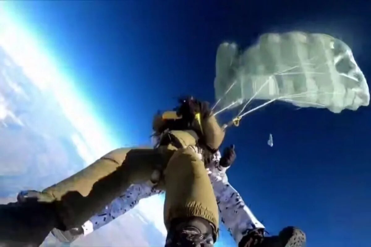    Российские парашютисты впервые в мире покинули самолёт из стратосферы