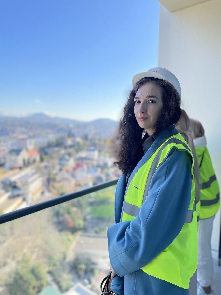 Сегодняшние дни, на стройке с клиентом.