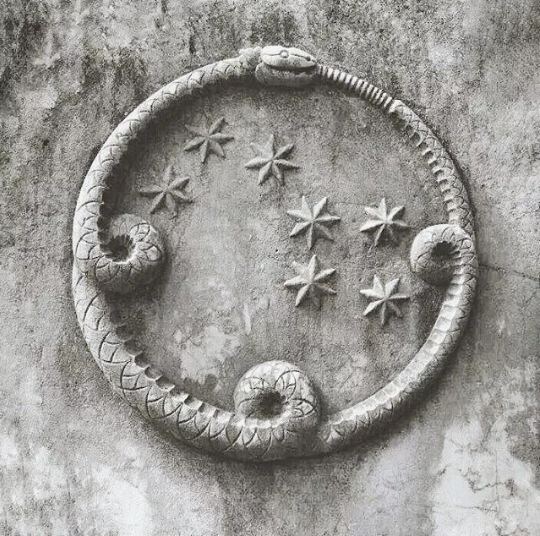 Уробо́рос, змей, который кусает себя за хвост, означает циклиность вращения созвездия.