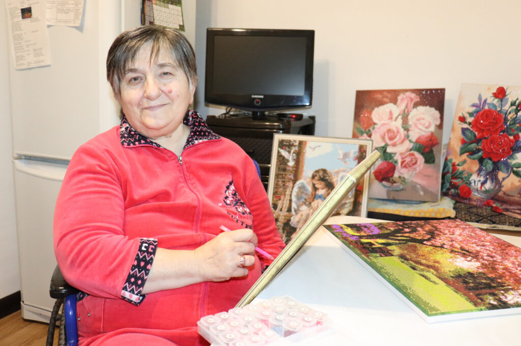 За рукоделием Александра Рупачева забывает о болезнях. 