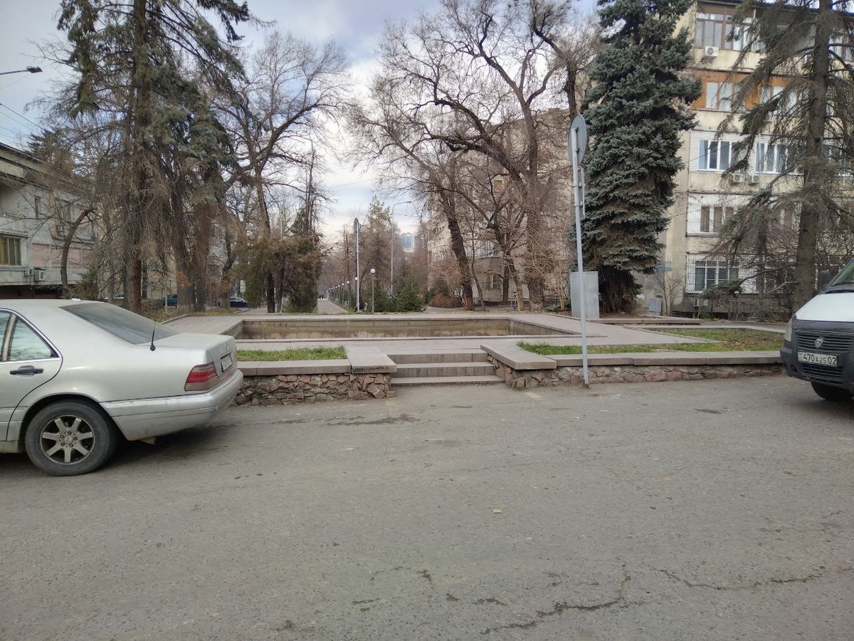 Этот фонтан (фото конца ноября, поэтому он не работает) — символ тишины улицы, он делает сковзной проезд по ней невозможным.