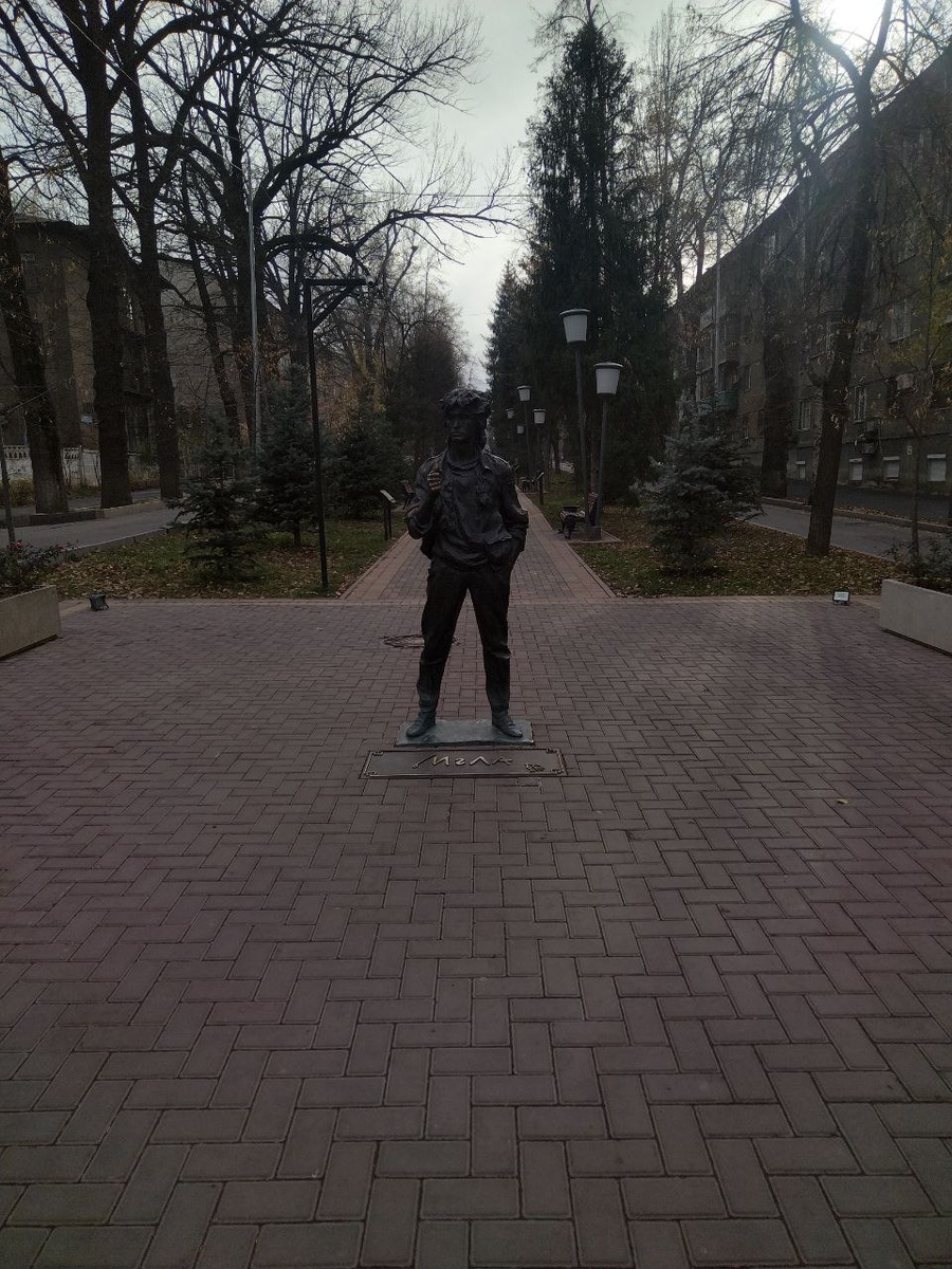 Памятник Цою с подписью "Игла" здесь не случаен — здесь снимали финал этой ленты…