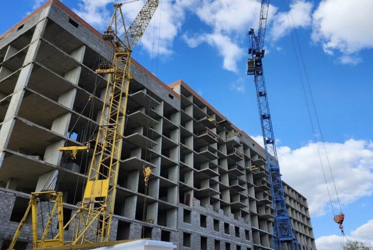    Денис Паслер сообщил о строительстве в Оренбуржье 411 многоквартирных домов Андрей Севостьянов