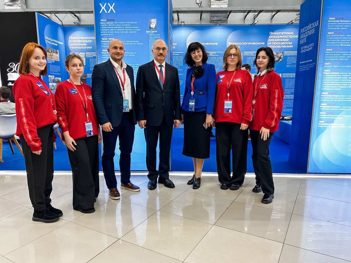    Во время конкурса Олег Пикунов исполнил три песни