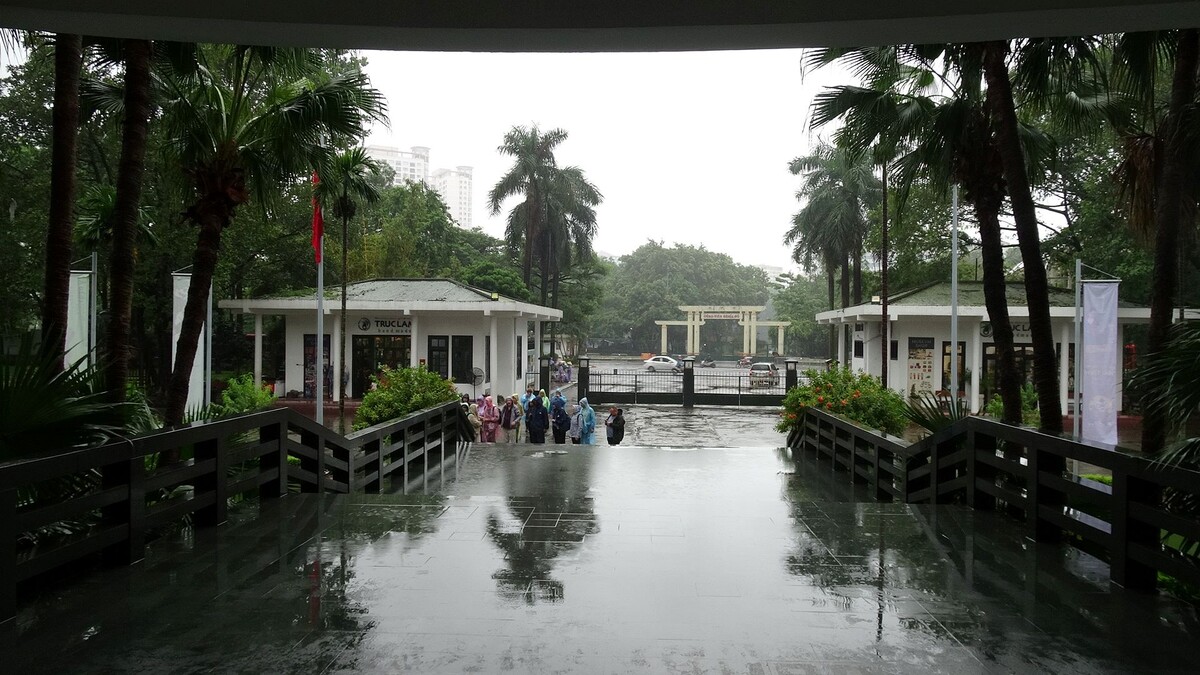 Вид от входа в музей во двор