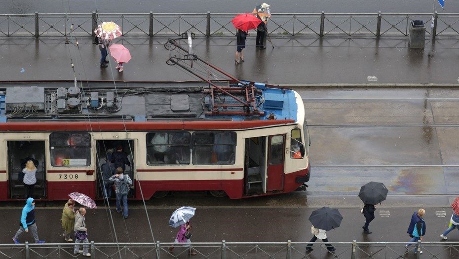    Трамвай на выделенной полосе в Петербурге Автор фото: Антон Ваганов / "Деловой Петербург"