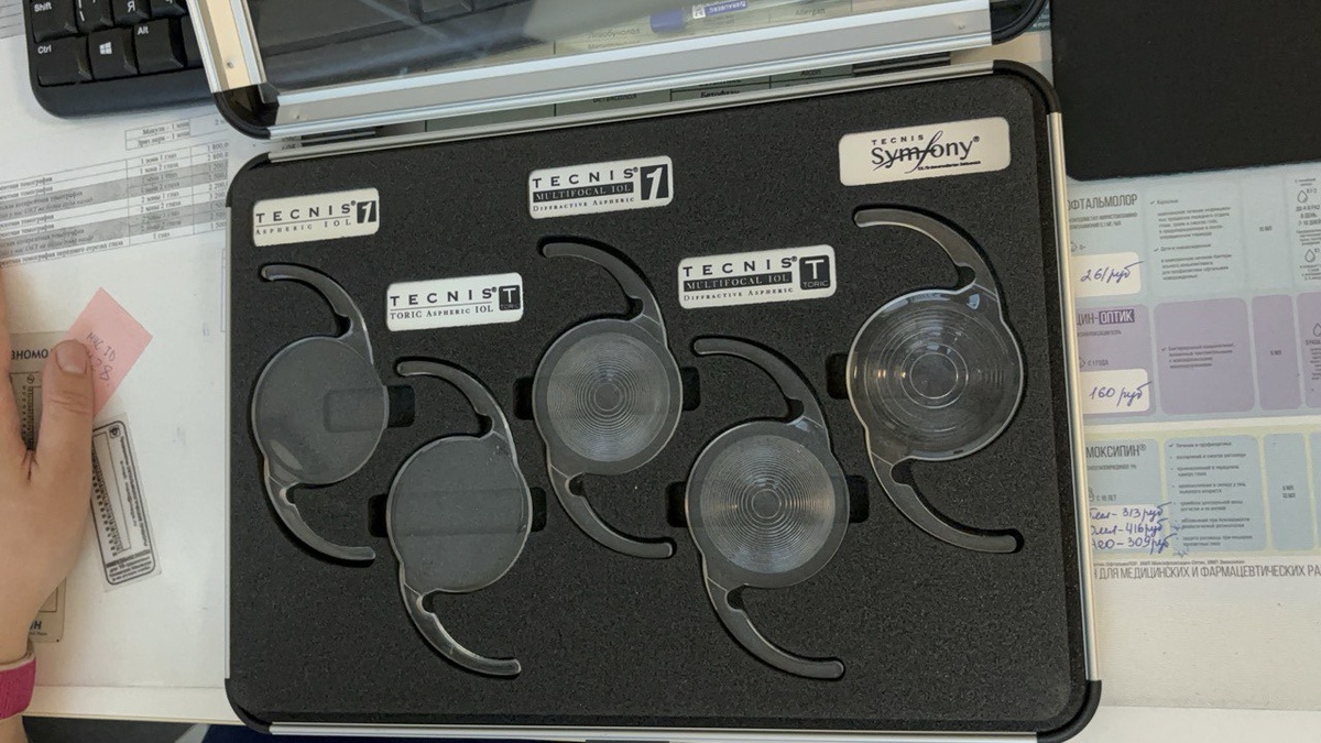 Вот на таких больших муляжах пациенту в клинике объясняют особенности каждой ИОЛ