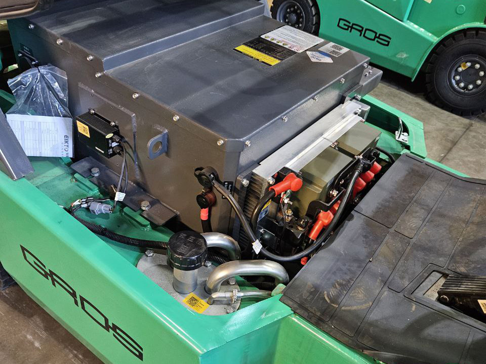 Тяговая литионная аккумуляторная батарея EIKTO на вилочном погрузчике