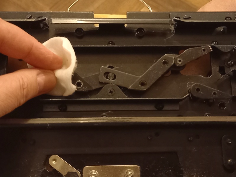 Смазать подвижные клинья и рельсы на каретке