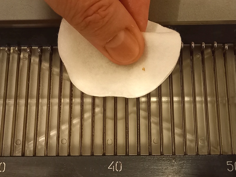 Смазать пятки игл