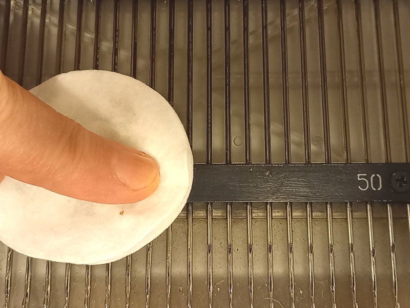 Смазать направляющие на игольнице